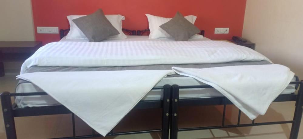 Hotel Rajendra Chinchani Bagian luar foto