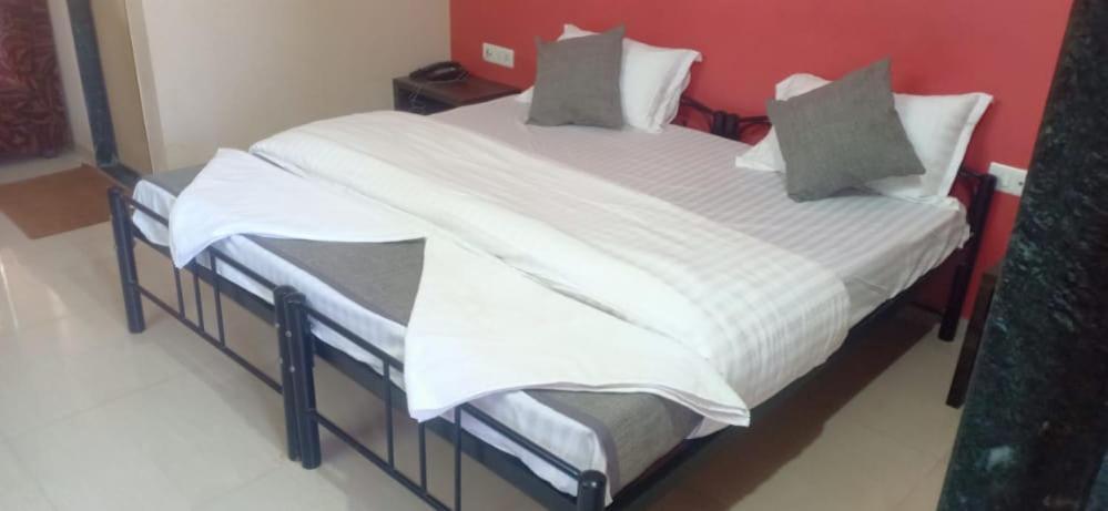 Hotel Rajendra Chinchani Bagian luar foto