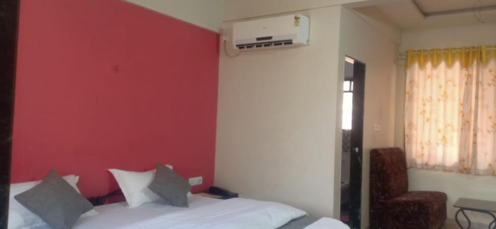 Hotel Rajendra Chinchani Bagian luar foto