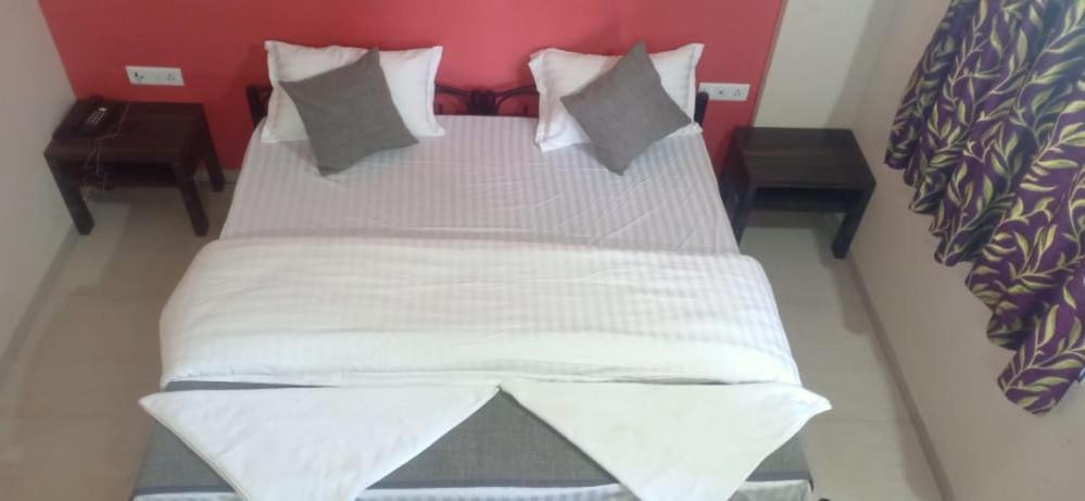 Hotel Rajendra Chinchani Bagian luar foto